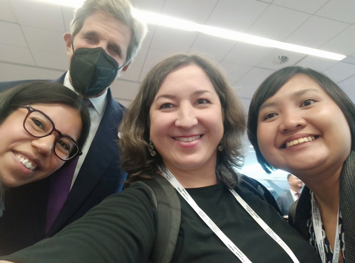 In the corridors of @GCEAF_USA @TheINETTT's @erika_os, @denisemf_  & @LidiaWojtal met John Kerry.
#CleanEnergyCommunity