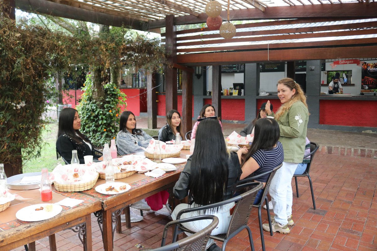 HighResultsSAS's tweet photo. 🚀Esta semana estuvimos celebrando el amor y la amistad con todo nuestro #TeamHR en un espacio que nos permitió volver a conectar y crecer juntos en pro de nuestros objetivos personales y profesionales, para continuar creando experiencias de alto impacto. https://t.co/bgNAL7WupF