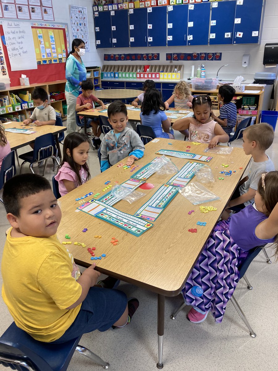 MsRuttenbergFH's tweet photo. We are experts at sorting. #fhhighlights https://t.co/PhaF0097S5