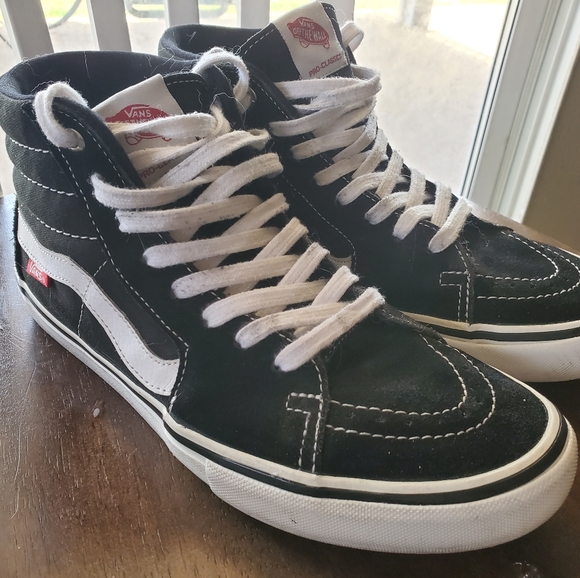 str8dime's tweet photo. So good I had to share! Check out all the items I'm loving on @Poshmarkapp #poshmark #fashion #style #shopmycloset #crookscastles #vans #franklinfreeman: https://t.co/QeNIr4154p https://t.co/OD7dIwbdzZ