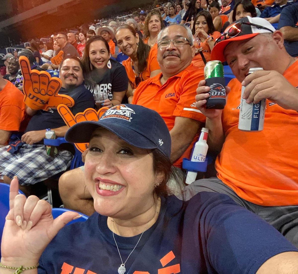 jenne5309's tweet photo. @UTSAAlumni @UTSAFTBL #alumni  🧡💙 https://t.co/YrnfB97Gzj