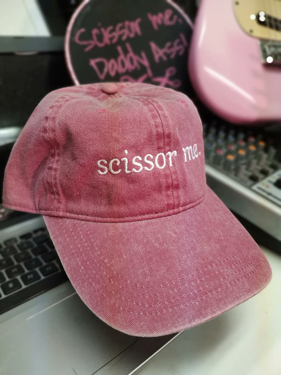 PlatinumMax's tweet photo. 🗣️ YO! LISTEN! 🗣️
Scissor Me dad hats are available online! Limited run! Via StashPages! ✂️
Two colors. Coral Pink & Nautical Red 😍
Check the page for more info:
https://t.co/sZ6ZCU3xOi https://t.co/1RYSWLucex