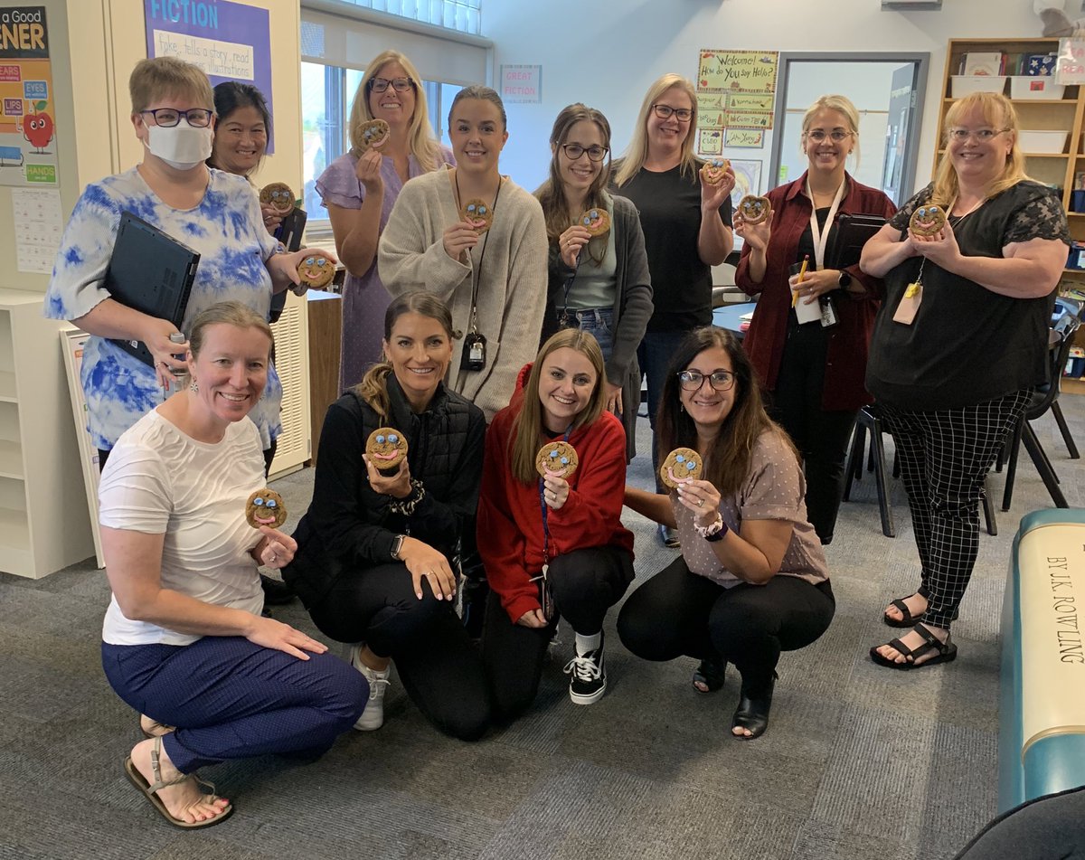 A few <a href="/MtAlbion_HWDSB/">Mount Albion School</a> staff members smiling their way into another Thursday morning! #SmileCookie
