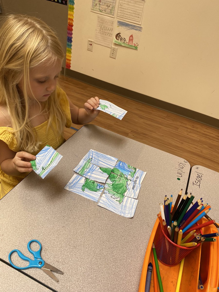CastilloKinders's tweet photo. This week we’ve been learning about the world map and today we made our own puzzle versions!🌎 https://t.co/maeMOeXTht