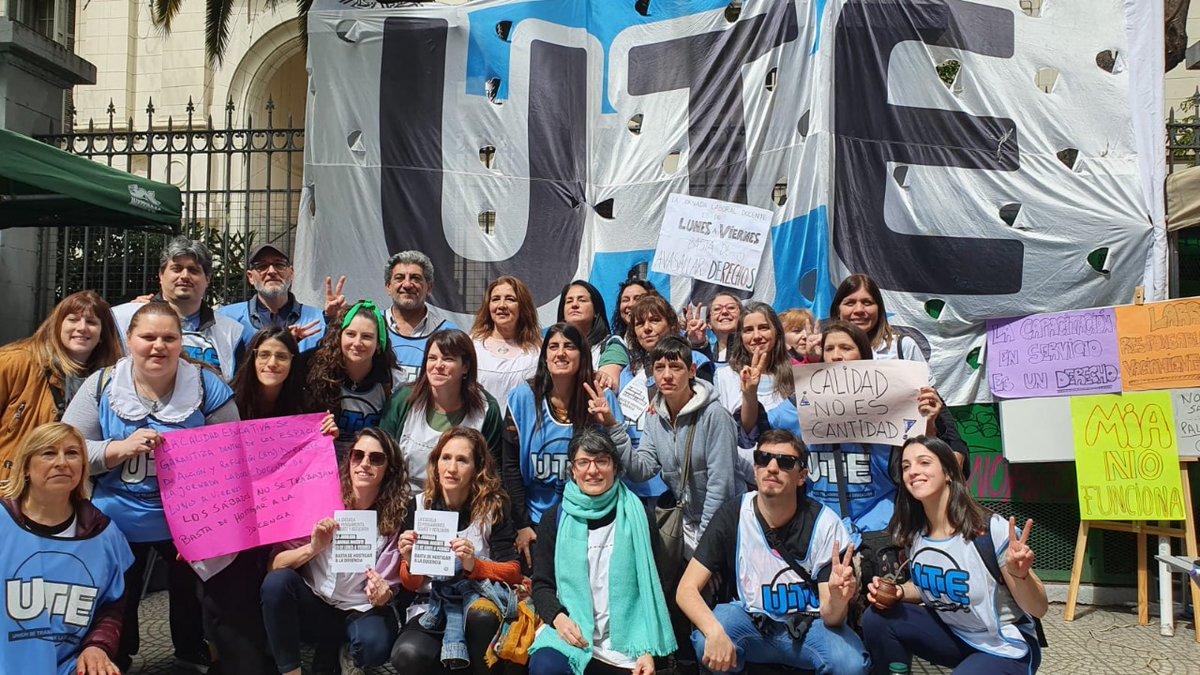 interareas8ute's tweet photo. Maestrxs de todas las áreas y modalidades del Inter Áreas D.E. 8 UTE organizadxs en defensa de nuestras condiciones de trabajo y de la escuela pública.
Paro y radio abierta en el distrito.
Orgullosxs de nuestro sindicato y su conductora.
¡Vamos la UTE! https://t.co/7hIQOhmWVZ