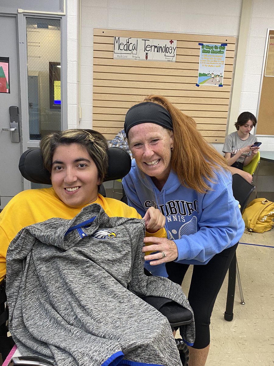 ReemersD8's tweet photo. A GREAT day to be back at my happy place @SandburgHS presenting to the amazing PEOPEL tutors, thank you @Janineneno @ms_carlson1208 @SandburgPE #WEinspire @DSmithCSHS 
🐝KIND💙💛🦅 https://t.co/fbIXLAchEM