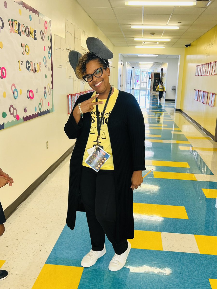 LBudgewater's tweet photo. Our @lockhartES elephants surely felt appreciated today🐘😊💛! #HouseofJustice #LockhartHouseSystem #SoAringtoNewHeights @cameshiadawn @RosalynLatin @BrittanyJD_ https://t.co/lG1bYjyoSl