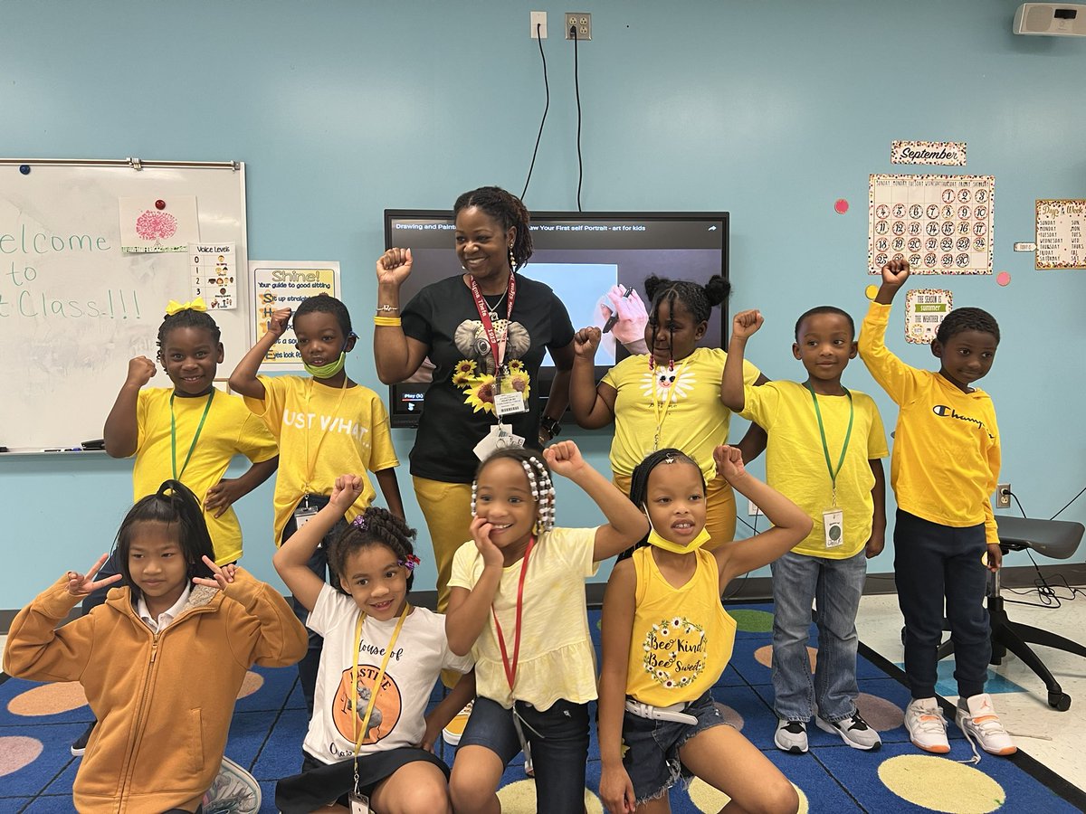 LBudgewater's tweet photo. Our @lockhartES elephants surely felt appreciated today🐘😊💛! #HouseofJustice #LockhartHouseSystem #SoAringtoNewHeights @cameshiadawn @RosalynLatin @BrittanyJD_ https://t.co/lG1bYjyoSl