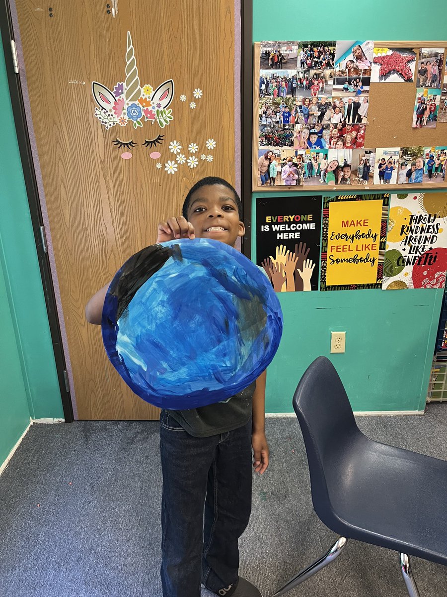 MrsWilson_Leads's tweet photo. Check out this multidisciplinary lesson our 4th grade STARS⭐️ participated in today!  Science research on a planet, ELA sensory details, and arts integration w/ a focus on texture and value within the painting for the win!  @MoreheadStars @GCSArts @littleartgcs @SZendle @Mrs_T77 https://t.co/WgjfPl1bNa