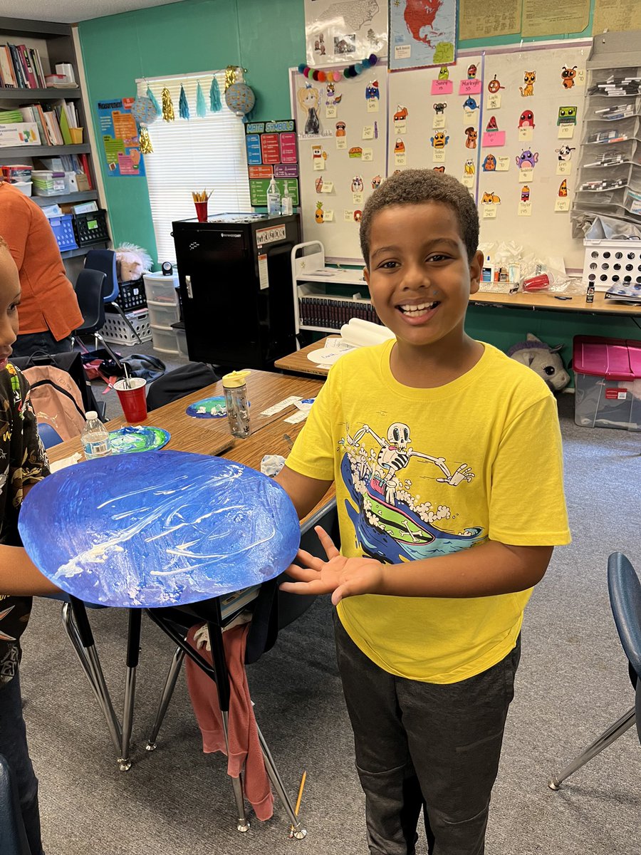 MrsWilson_Leads's tweet photo. Check out this multidisciplinary lesson our 4th grade STARS⭐️ participated in today!  Science research on a planet, ELA sensory details, and arts integration w/ a focus on texture and value within the painting for the win!  @MoreheadStars @GCSArts @littleartgcs @SZendle @Mrs_T77 https://t.co/WgjfPl1bNa