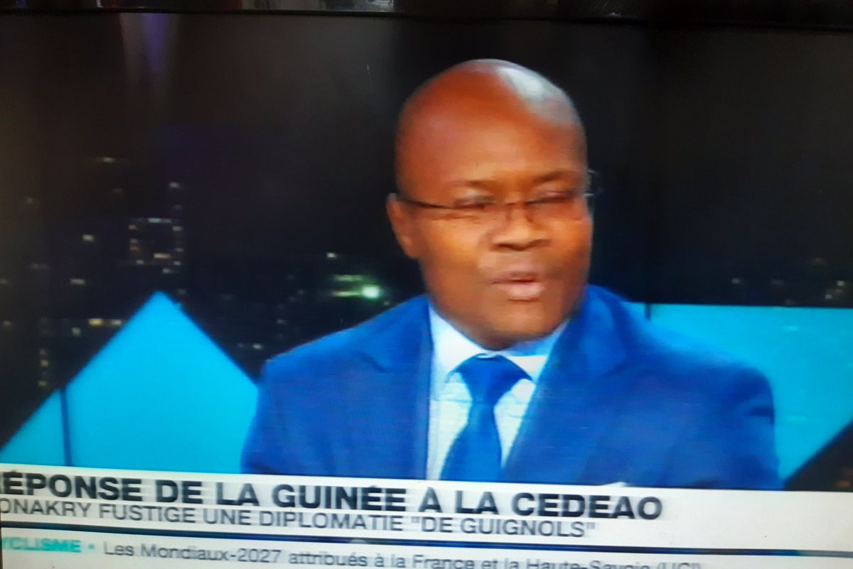 AbdoulaliouDia3's tweet photo. #Gaoual #Amara #Gomou le trio qui enfonce le #CNRD avec des sorties ratées 😩
Malheureusement le prix de la dictature et l'arrogance, c'est le peuple qui paye quand les sanctions de la #CEDEAO tomberont bien sûr.
#kibaro #transitionmandatmara https://t.co/medGyDZnsl