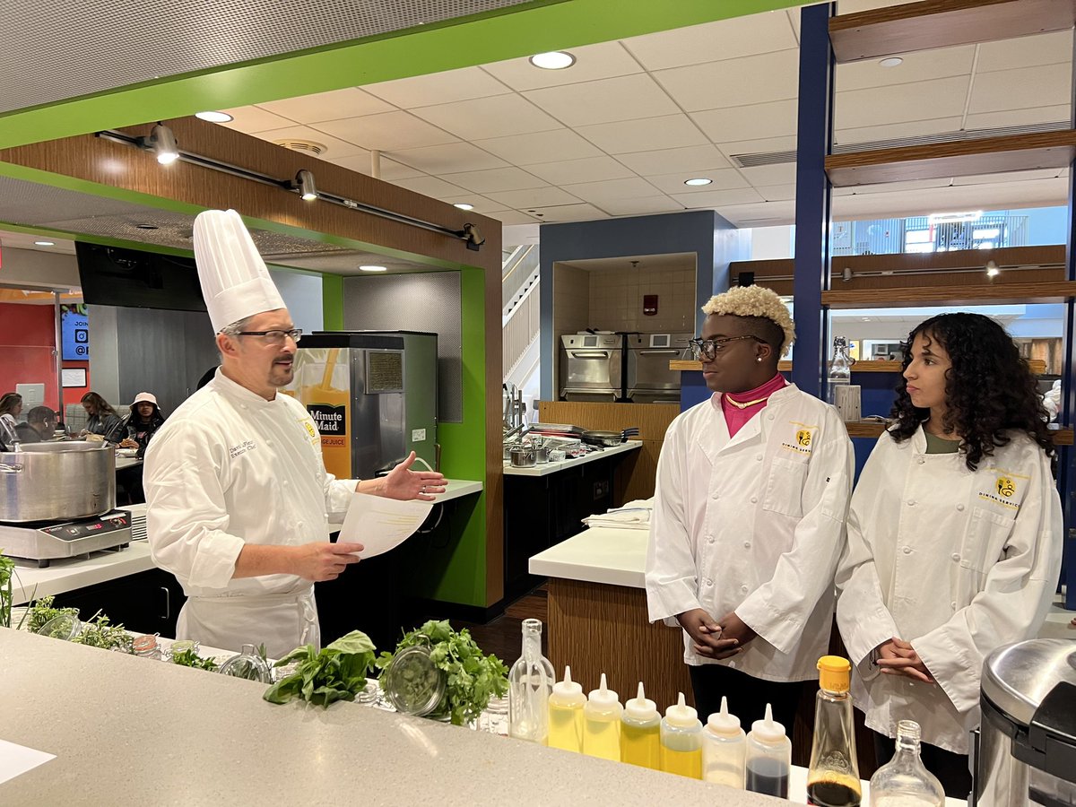 About to judge this fall’s Dueling Dishes! The two required ingredients this fall are mango and fennel. Rams, what would you make with these? <a href="/FraminghamU/">Framingham State</a> <a href="/FramStateAlumni/">Framingham State Alumni Association</a> @FSUDining