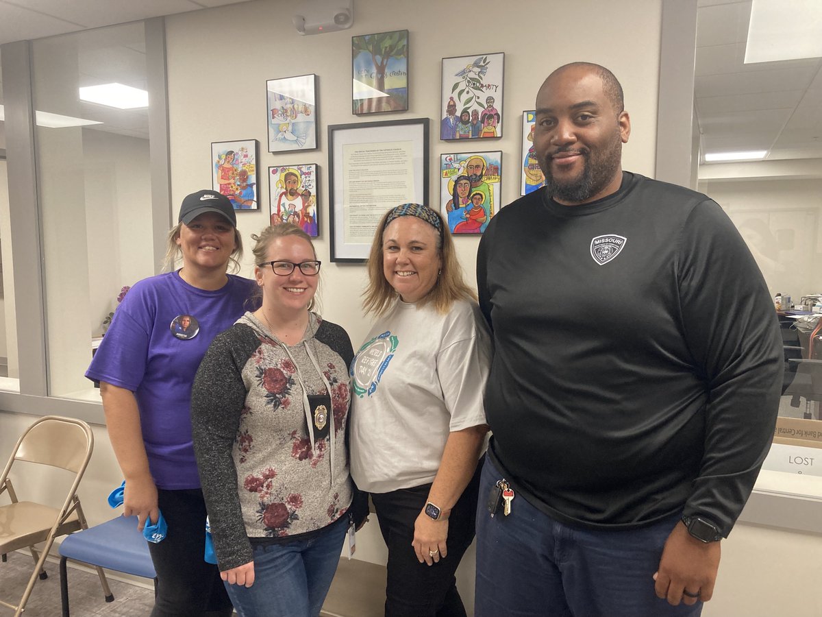 cccnmo's tweet photo. To help bring awareness to #NationalRecoveryWeek, volunteers from the Cole County Courts spent time sorting goods and stocking shelves at the CC Food Pantry as part of their "We are the Community" service event. You know we love to see #NeighborsServingNeighbors! https://t.co/2m453Im2mW