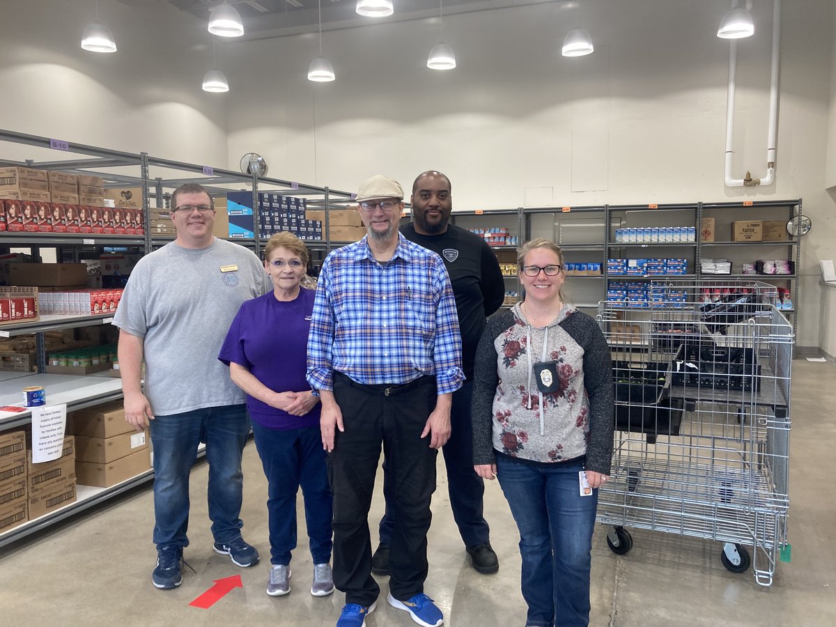 cccnmo's tweet photo. To help bring awareness to #NationalRecoveryWeek, volunteers from the Cole County Courts spent time sorting goods and stocking shelves at the CC Food Pantry as part of their "We are the Community" service event. You know we love to see #NeighborsServingNeighbors! https://t.co/2m453Im2mW