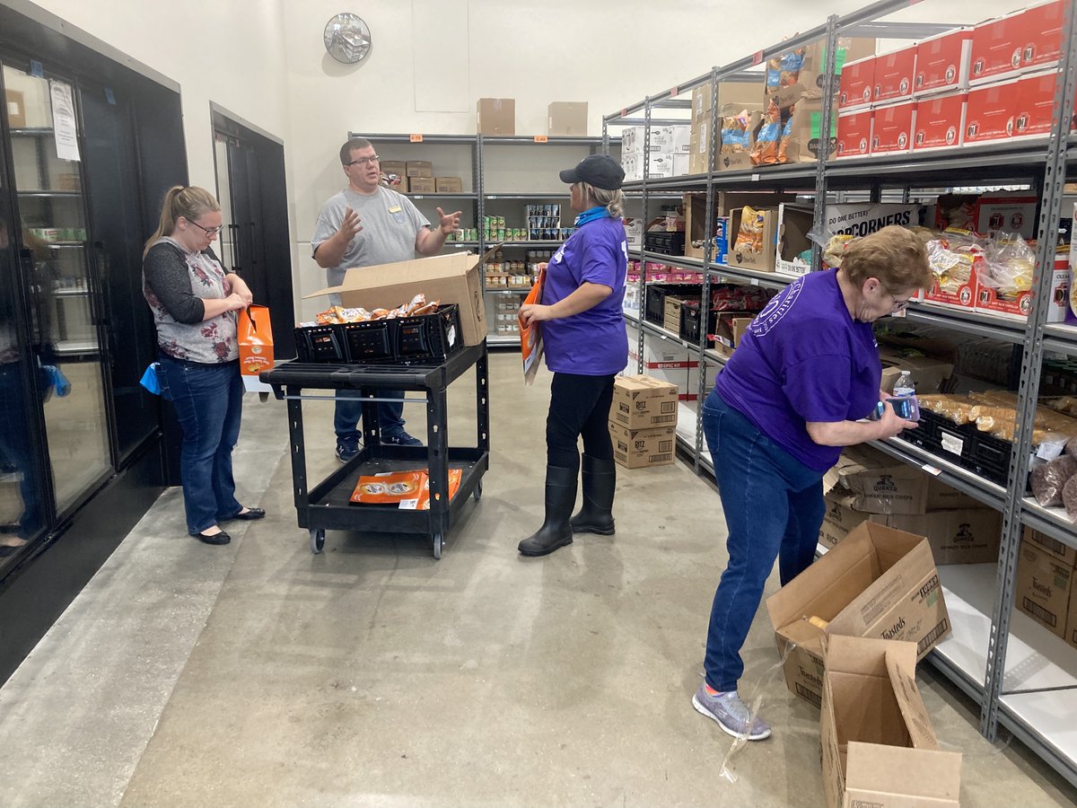 cccnmo's tweet photo. To help bring awareness to #NationalRecoveryWeek, volunteers from the Cole County Courts spent time sorting goods and stocking shelves at the CC Food Pantry as part of their "We are the Community" service event. You know we love to see #NeighborsServingNeighbors! https://t.co/2m453Im2mW