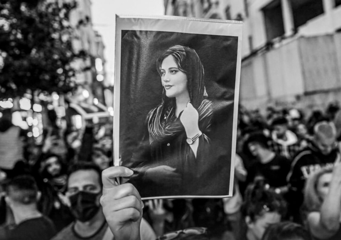 fundemcat's tweet photo. 🗣La mort de #MahsaAmini a mans de la policia iraní per no dur ben posat el vel, ha desfermat una revolució de les dones i homes d’Iran contra el règim teocràtic que els vulnera els drets humans. Intenten alliberar-se del vel com a símbol d’aquesta opressió.

Estem al seu costat! https://t.co/Q7RDOvS4yK