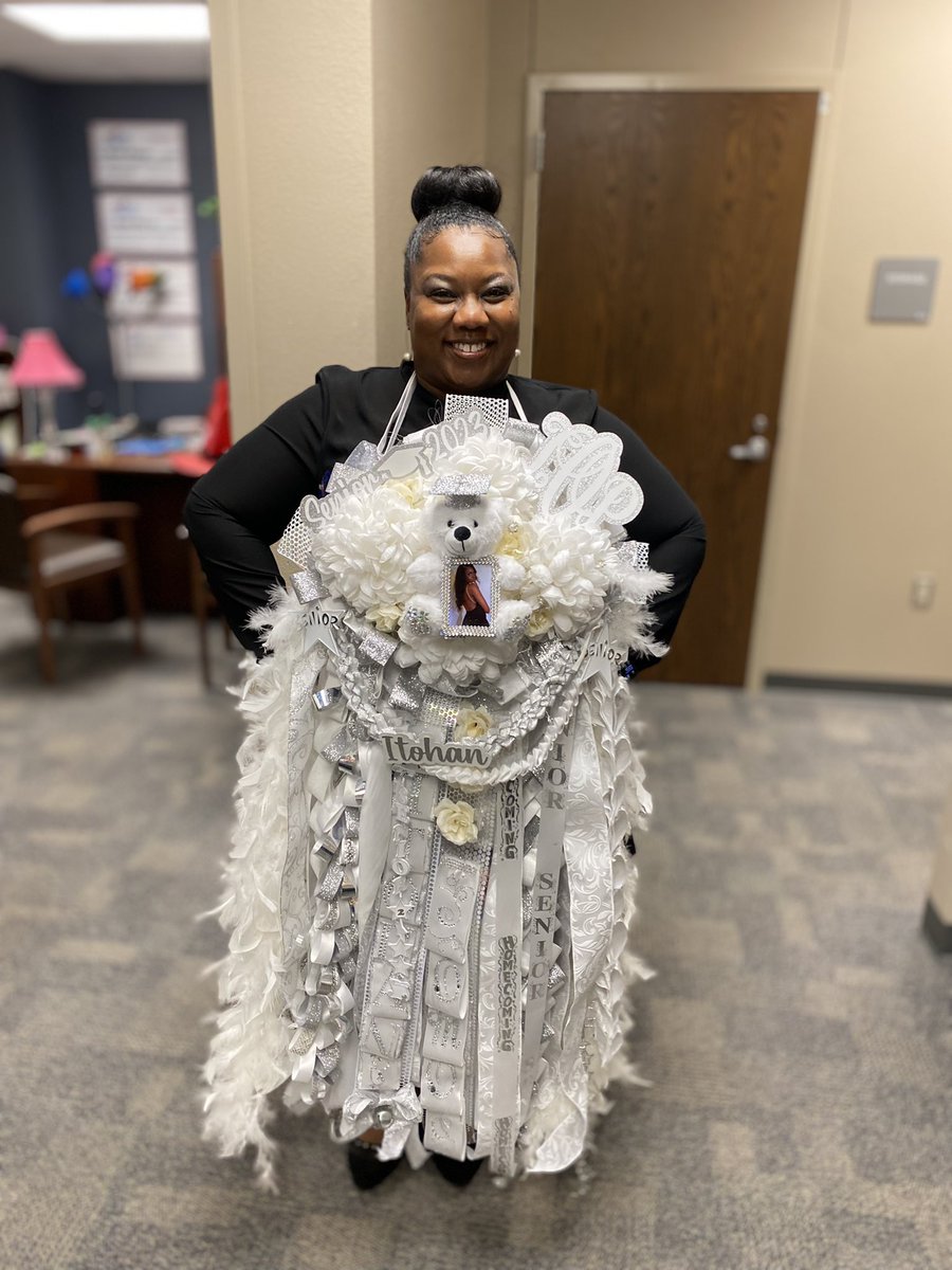 msaudacity1908's tweet photo. I ❤️ Homecoming Week! So many fun dress up days! I think I won the MUM contest!  #TexasMums 
#LRHS #MISD https://t.co/v7Q4KXefUe