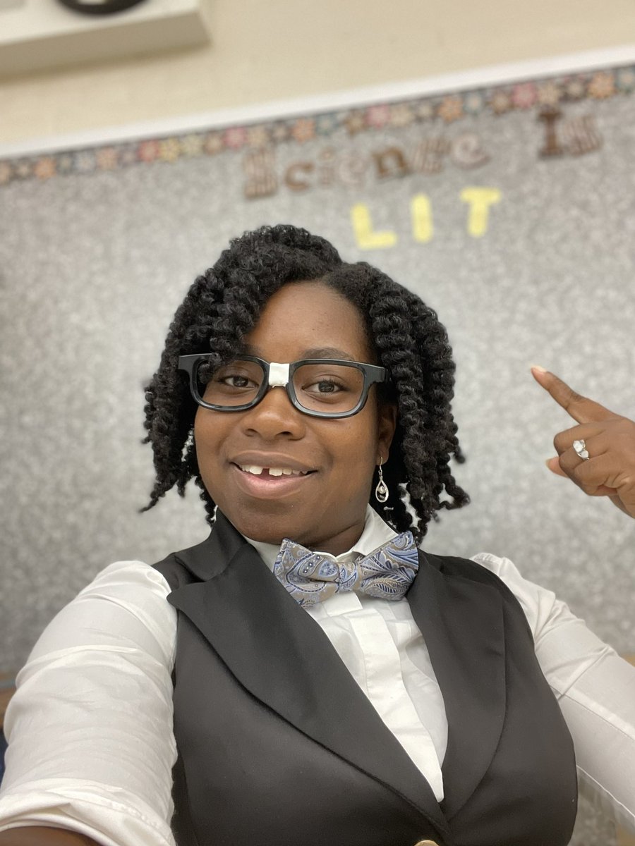 Teach_Blake's tweet image. Nerdy Bird Day! We understood the assignment🤓🍏#NotAfraidToBeSmart @Teach_Blake @PrincipalBSTEM @BSTEMhartford