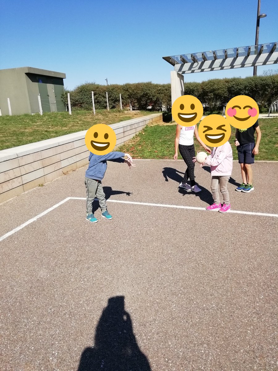 ECNOROY's tweet photo. #SemaineDuSport Les élèves de CM1 et CM2 ont mené, arbitré les ateliers pour les élèves de GS et CP :saut de haies, parcours, lancers, saut à la corde à sauter, jeu de passes... Bravo à tous pour votre belle et active participation. https://t.co/FzSrfco9zI