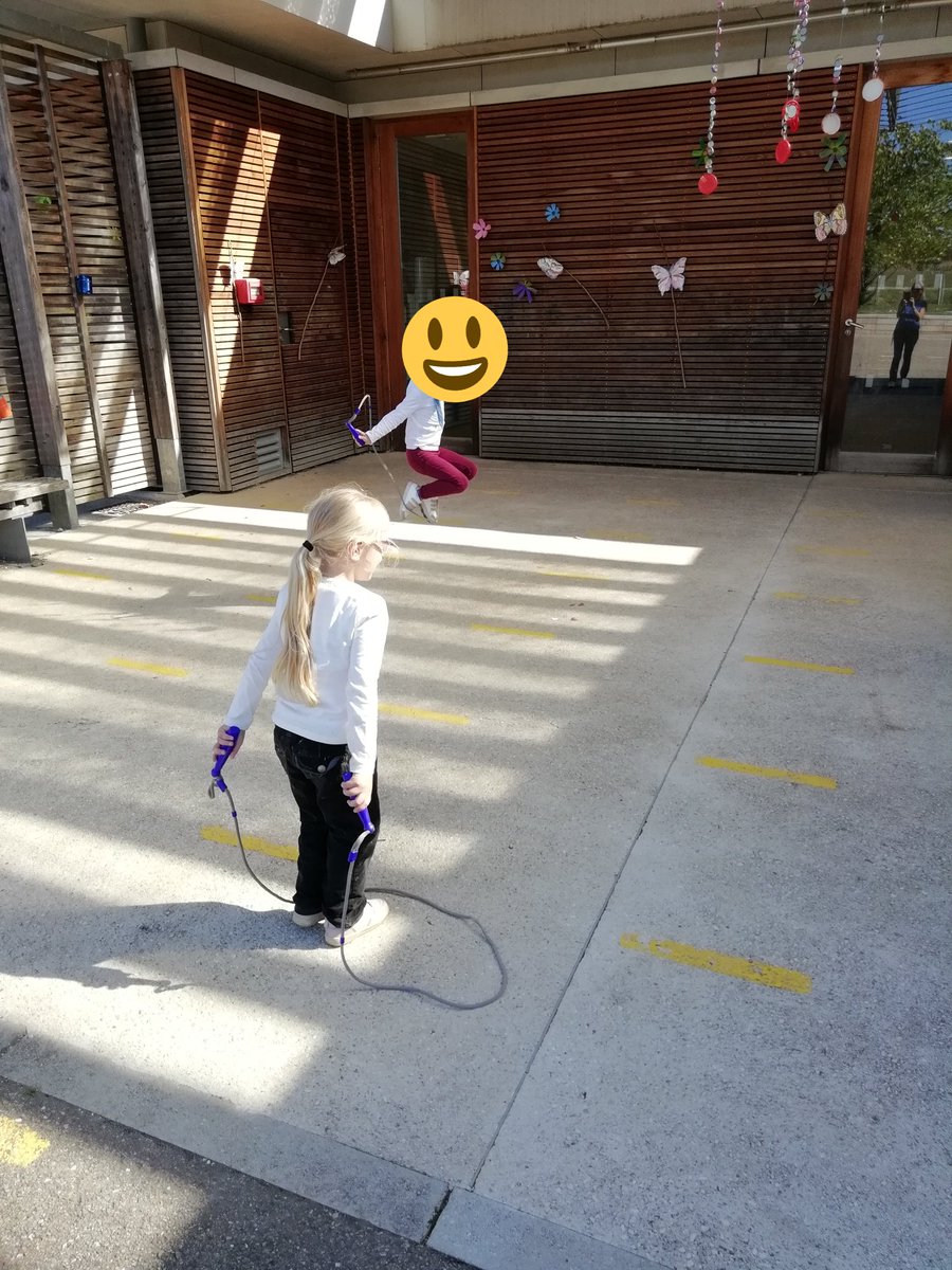 ECNOROY's tweet photo. #SemaineDuSport Les élèves de CM1 et CM2 ont mené, arbitré les ateliers pour les élèves de GS et CP :saut de haies, parcours, lancers, saut à la corde à sauter, jeu de passes... Bravo à tous pour votre belle et active participation. https://t.co/FzSrfco9zI