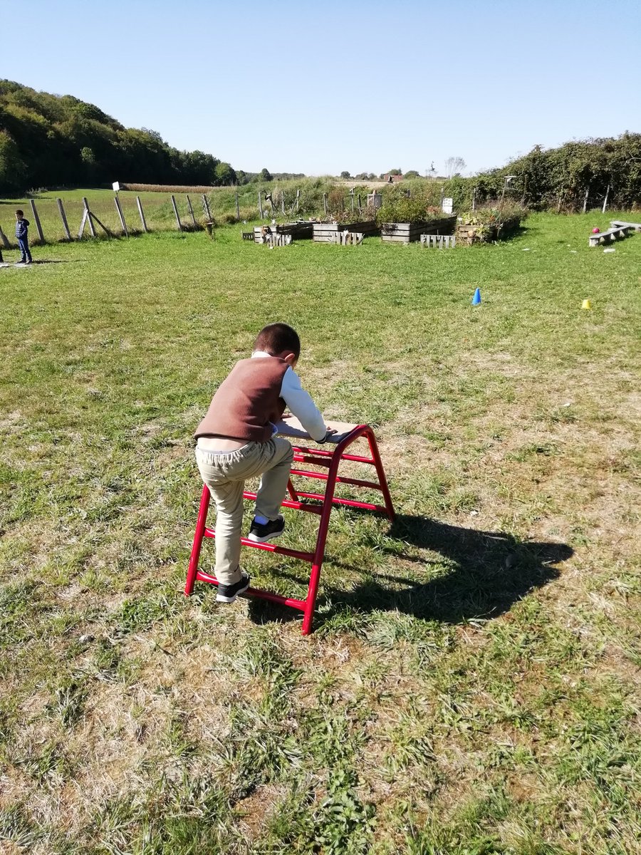 #SemaineDuSport Les élèves de CM1 et CM2 ont mené, arbitré les ateliers pour les élèves de GS et CP :saut de haies, parcours, lancers, saut à la corde à sauter, jeu de passes... Bravo à tous pour votre belle et active participation.