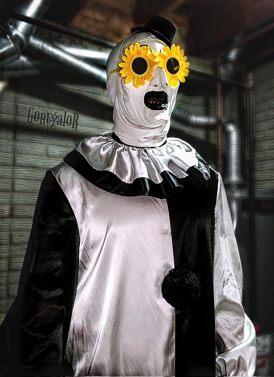 goregalor's tweet photo. Hello Fall, you beautiful bastard. 
#fall #terrifier #arttheclown #sunflower #Smile https://t.co/ZBSTPnHj4b