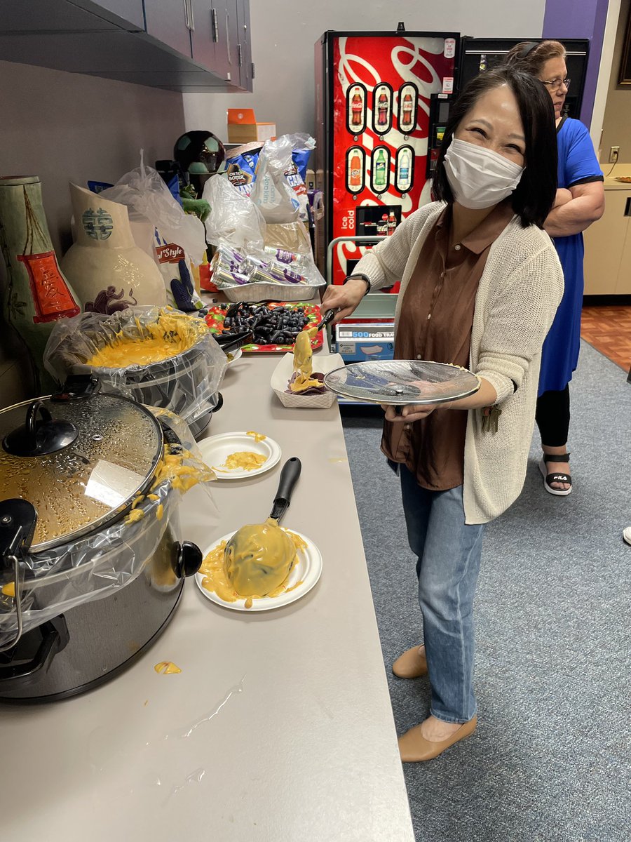 AliefKerrFBLA's tweet photo. Hello Kerr FBLA! Today we served blue nachos, blueberries, and purple grapes with a cool drink to our faculty and staff in celebration of our school winning a Blue Ribbon Award! @AliefCTE @AliefISD https://t.co/w0L2An9rfq