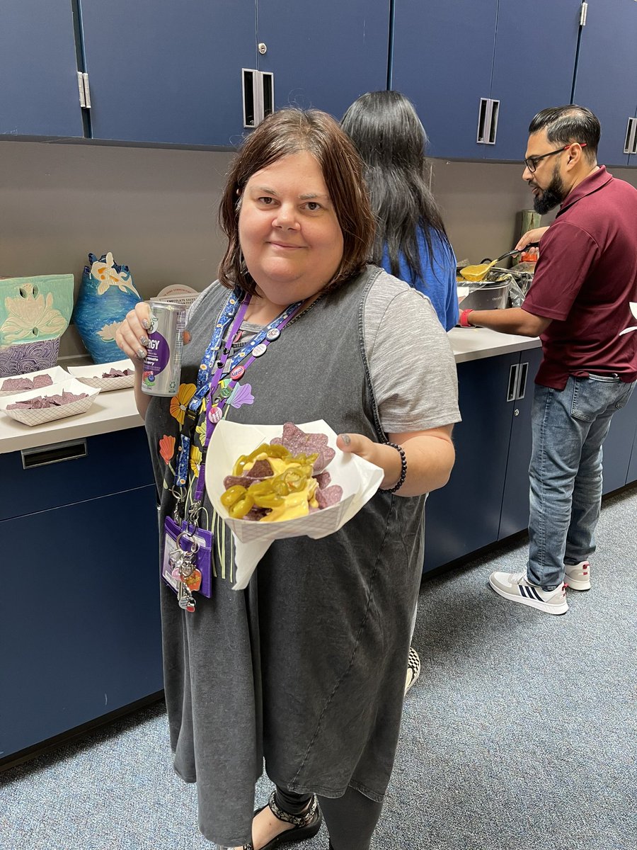 AliefKerrFBLA's tweet photo. Hello Kerr FBLA! Today we served blue nachos, blueberries, and purple grapes with a cool drink to our faculty and staff in celebration of our school winning a Blue Ribbon Award! @AliefCTE @AliefISD https://t.co/w0L2An9rfq