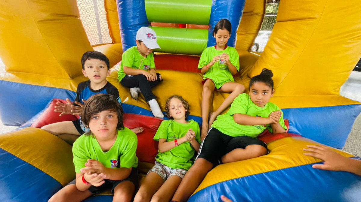 sedefanb's tweet photo. Hoy los niños y niñas disfrutaron del Plan Vacacional "CAMP DAY", en nuestras instalaciones, bajo la supervisión de los recreadores de la empresa @tiovenca. #diversion #juegos #teatro
#comida #recreadores #salon
#colchon #niños #inflables #sedefanb #planvacacional2022 #tioven https://t.co/enx43CRDtF