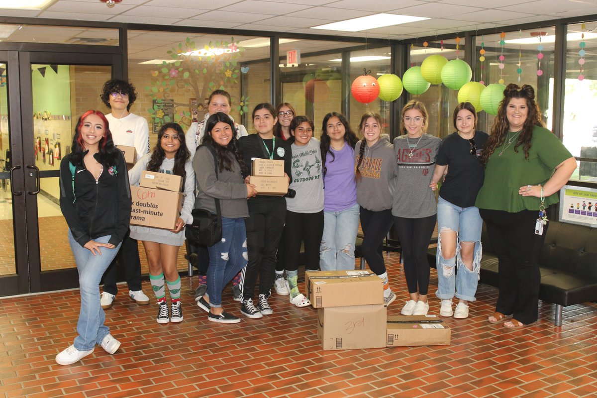 taylorducks's tweet photo. Taylor High School Floral Design students surprised THJ Kindergarteners with a delivery of mums today! Each kindergarten student received a mum and will enjoy the gift tomorrow on Homecoming. #TeamTaylor #ThisIsTaylorISD https://t.co/DWUySZnkUD