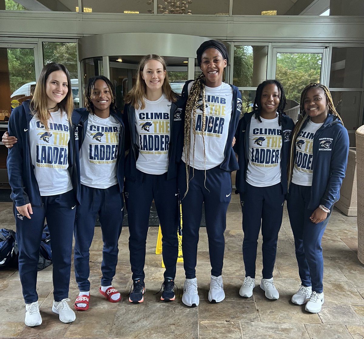 Gracias!!! <a href="/EliteSportsESP/">Elite Sports Academy 🏀🎓</a> <a href="/Garcia11Alba/">alba.garcia11</a> 
Alba está disfrutando a tope cada día en CSU! 🏀🇺🇲👏