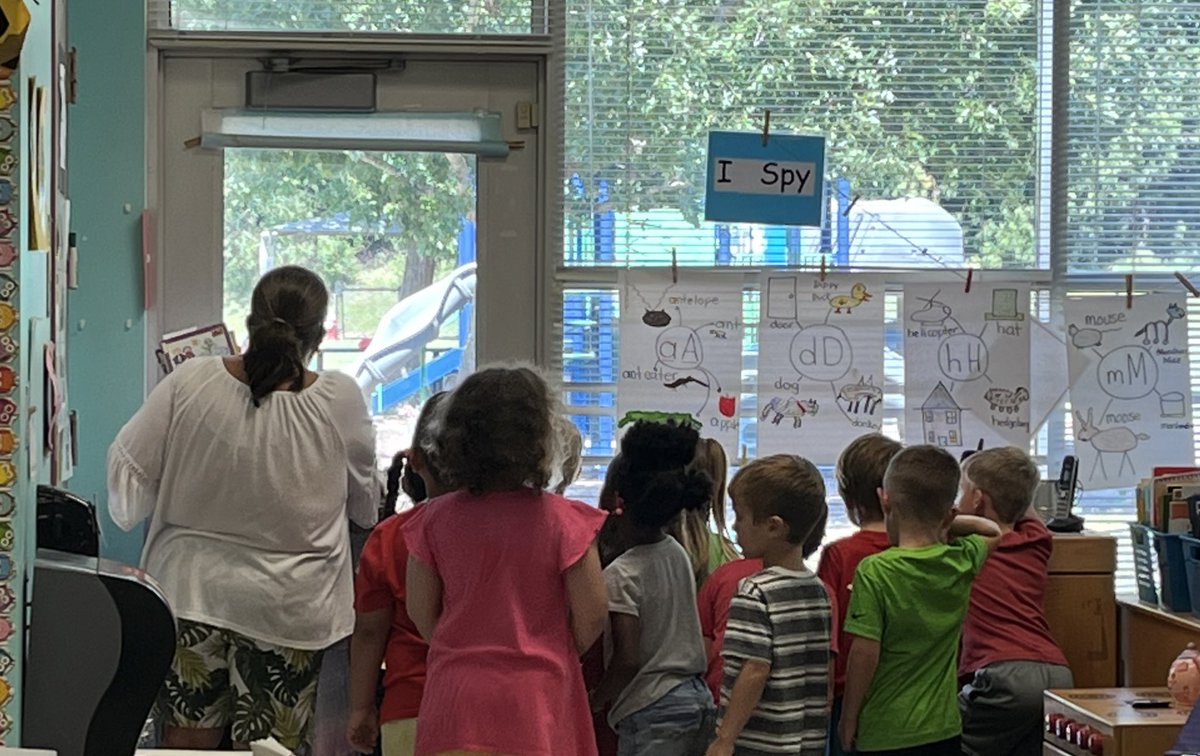 hrogers6moldova's tweet photo. When a dump truck comes to deliver mulch on your playground you stop and use it as a teachable moment! @Hadley_F531 #PushPull #KScience #ForceAndMotion @MiddleCreekES https://t.co/XU2EJKwsfB
