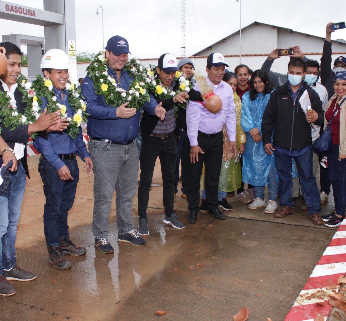 YPFB_corp's tweet photo. #YPFB inauguró una estación de servicio (EESS) en Roboré que comercializará gasolina especial (GE), diésel oil (DO) y gas natural vehicular (GNV), en la perspectiva de impulsar el desarrollo de la chiquitanía cruceña.
#Robore
#EstamosSaliendoAdelante https://t.co/Ewib7GfItE
