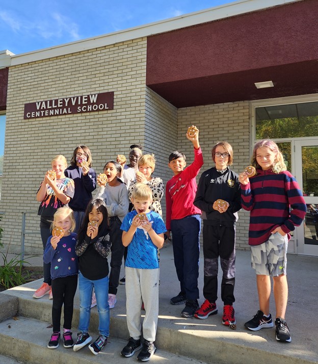 Valleyview_BSD's tweet photo. A "Big Thank" to Ms. Strachan Program Coordinator of Food for Thought for choosing Valleyview School to be the lucky school to receive a "SMILE" cookie from Tim Horton's. Was a yummy surprise for students &amp; staff. https://t.co/ap4qzgqwVq