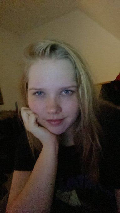 Waiting for the game to start&hellip; whish you a good night/ whatever daytime it is for you🥰 https://t.co/