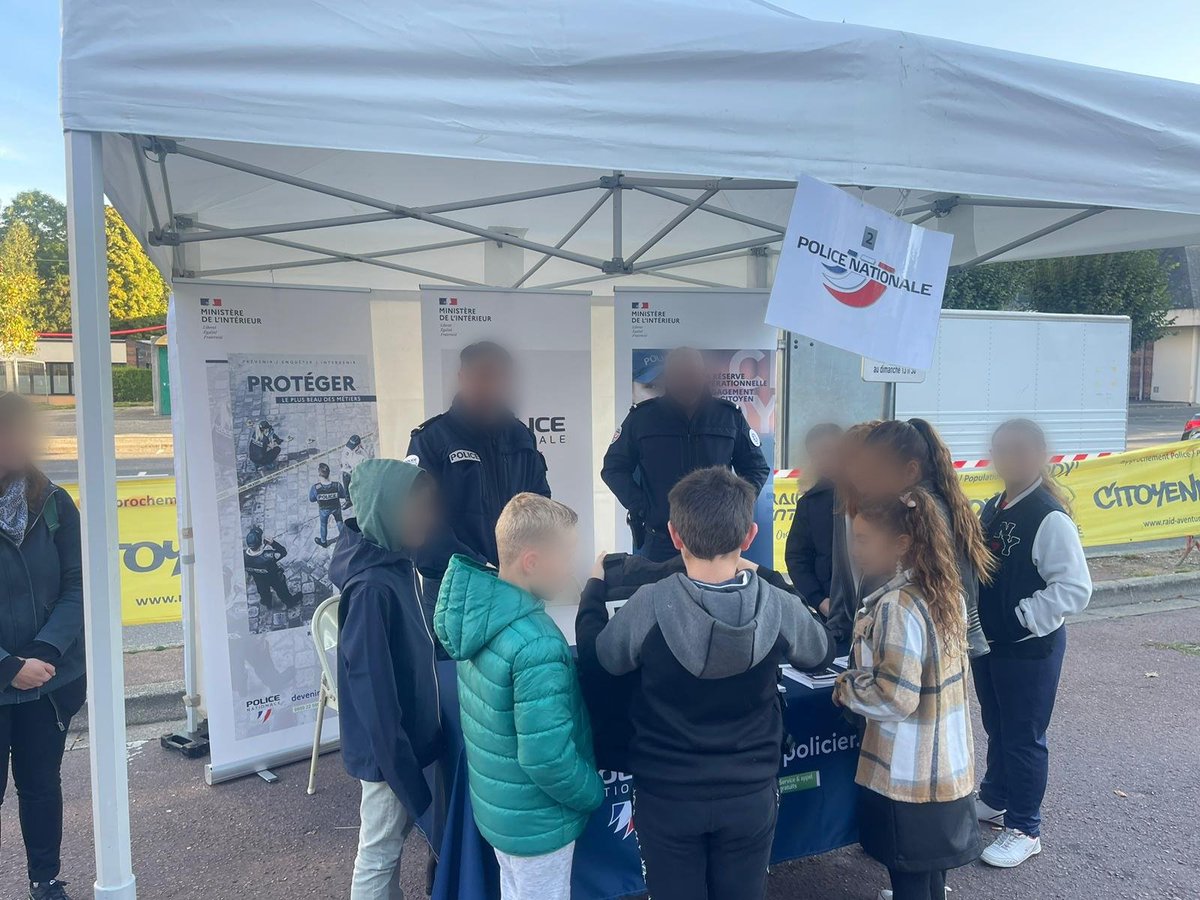 RaidAventureRAO's tweet photo. Auj. le #Prox était à #Lisieux (14). Près de 500 #jeunes sont venus à la rencontre de la nouvelle #PoliceMunicipale, des collègues de l'#UPREC, @PoliceNat14 et du @RaidAventureRAO. Nous avons eu l'honneur de recevoir M. LERICOLAIS, Sous-préfet @Prefet14, venu apporter son soutien https://t.co/DguYuMuYoW