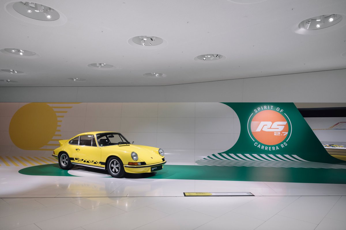 Od 20 września 2022 r. na Porscheplatz w Stuttgarcie-Zuffenhausen dominuje „kaczy kuper”, „RS” lub, jak kto woli, „2.7”. Pięćdziesiąt lat po światowej premierze modelu 911 Carrera RS 2.7 Porsche Museum przygotowało na jego cześć specjalną wystawę „Spirit of Carrera RS”.
