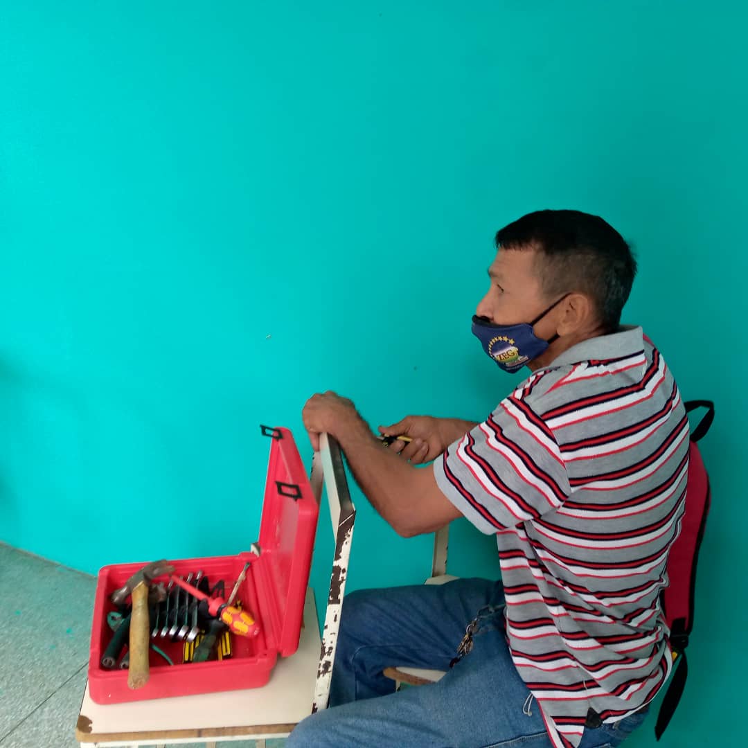 Trabajo de recuperación de 35 mesas sillas en el Liceo Juan Germán Roscio, en San Juan de los Morros. Activos por la educación guariqueña. 
<a href="/NicolasMaduro/">Nicolás Maduro</a> 
<a href="/_LaAvanzadora/">Yelitze Santaella</a> 
<a href="/RiveroJilberto2/">Rivero Jilberto</a> 
<a href="/josemvasquez/">José Vásquez</a> 
@ZEGuarico 
<a href="/munoz_zerpa/">Lourdes Munoz Zerpa</a> 
@YanellysDe 
#CuidateYRefuerzaTuVacuna 
#Guárico
