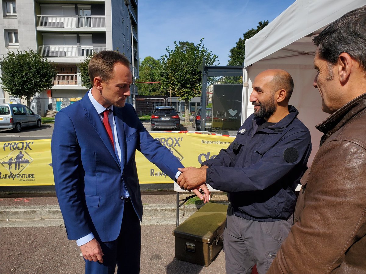 RaidAventureRAO's tweet photo. Auj. le #Prox était à #Lisieux (14). Près de 500 #jeunes sont venus à la rencontre de la nouvelle #PoliceMunicipale, des collègues de l'#UPREC, @PoliceNat14 et du @RaidAventureRAO. Nous avons eu l'honneur de recevoir M. LERICOLAIS, Sous-préfet @Prefet14, venu apporter son soutien https://t.co/DguYuMuYoW