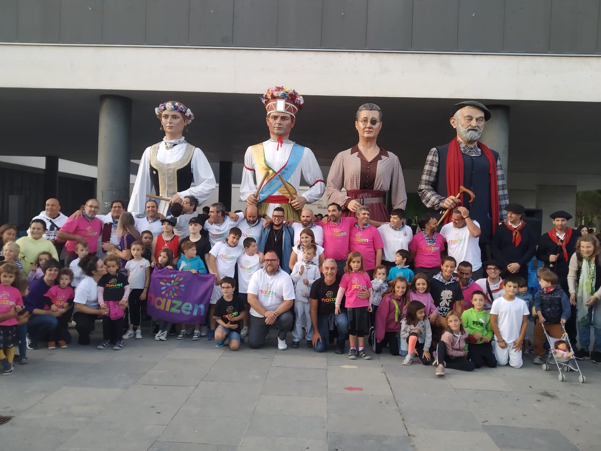Ezpelur's tweet photo. Y estuvimos con #gigantesvalledeegüés celebrando el Día de Sarriguren por las calles de la localidad

Eta #eguesibarkokonpartsa- ekin egon ginen Sarrigurengo Eguna ospatzen herriko kaleetan zehar https://t.co/8Z3CtLULPs