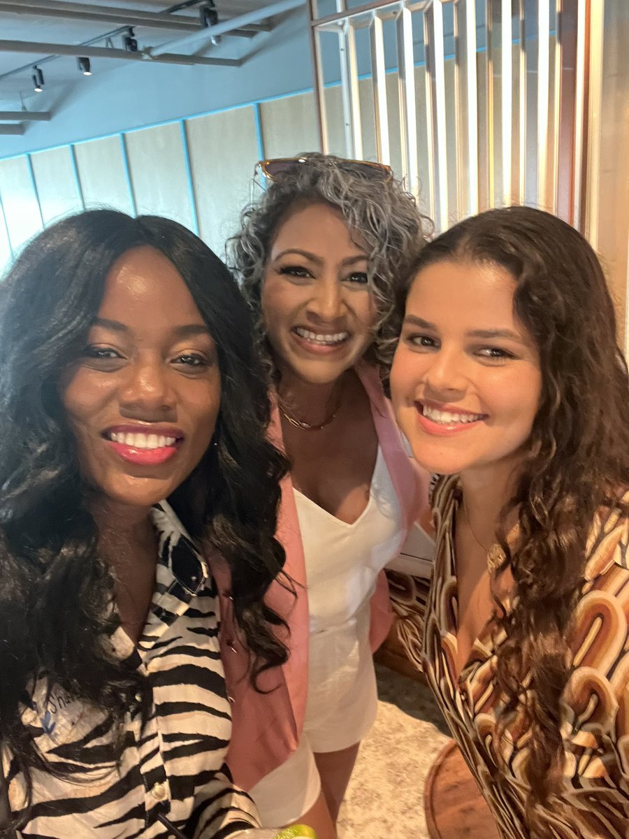 SportyMommas's tweet photo. So much fun learning from all the great panelist at the @foodietribe Grow your influence event! #miami #miamibloggers https://t.co/zZkHFDROnd
