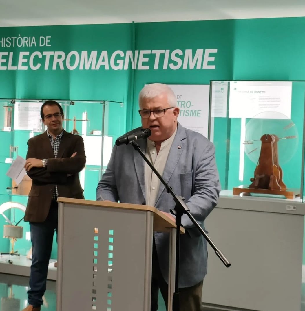 AgustiAlcoberro's tweet photo. Inauguració de l'exposició 'La història de l'electromagnetisme' a @FisicaUB. Aquest espai permanent permetrà conèixer la magnífica col·lecció de 550 instruments científics històrics: també els podeu veure a #MuseuVirtualUB. Enhorabona drs. S. Vallmitjana, JM Hernández i E. Pérez https://t.co/dAS9oaVdy9