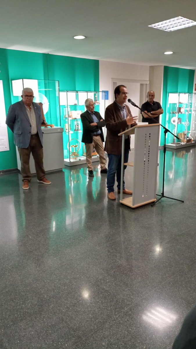 AgustiAlcoberro's tweet photo. Inauguració de l'exposició 'La història de l'electromagnetisme' a @FisicaUB. Aquest espai permanent permetrà conèixer la magnífica col·lecció de 550 instruments científics històrics: també els podeu veure a #MuseuVirtualUB. Enhorabona drs. S. Vallmitjana, JM Hernández i E. Pérez https://t.co/dAS9oaVdy9