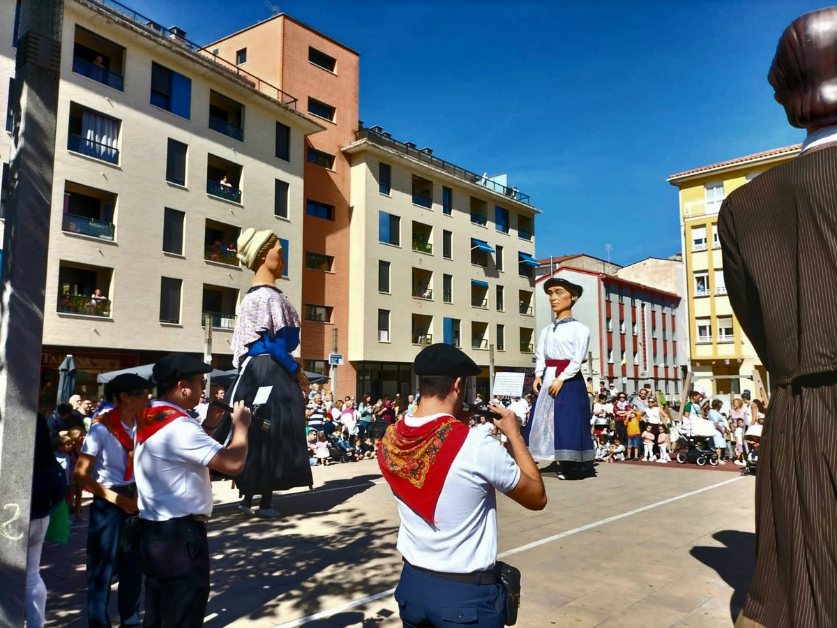 Ezpelur's tweet photo. CAS.: El pasado fin de semana disfrutamos de nuestras primeras fiestas de Ansoain... ¡con ganas de que llegue el año que viene!

EUS.: Joan den asteburuan gure lehen Antsoaingo jaiez gozatu genuen... datorren urtea iristeko gogoz dagoeneko! https://t.co/r6w2ODhqzE