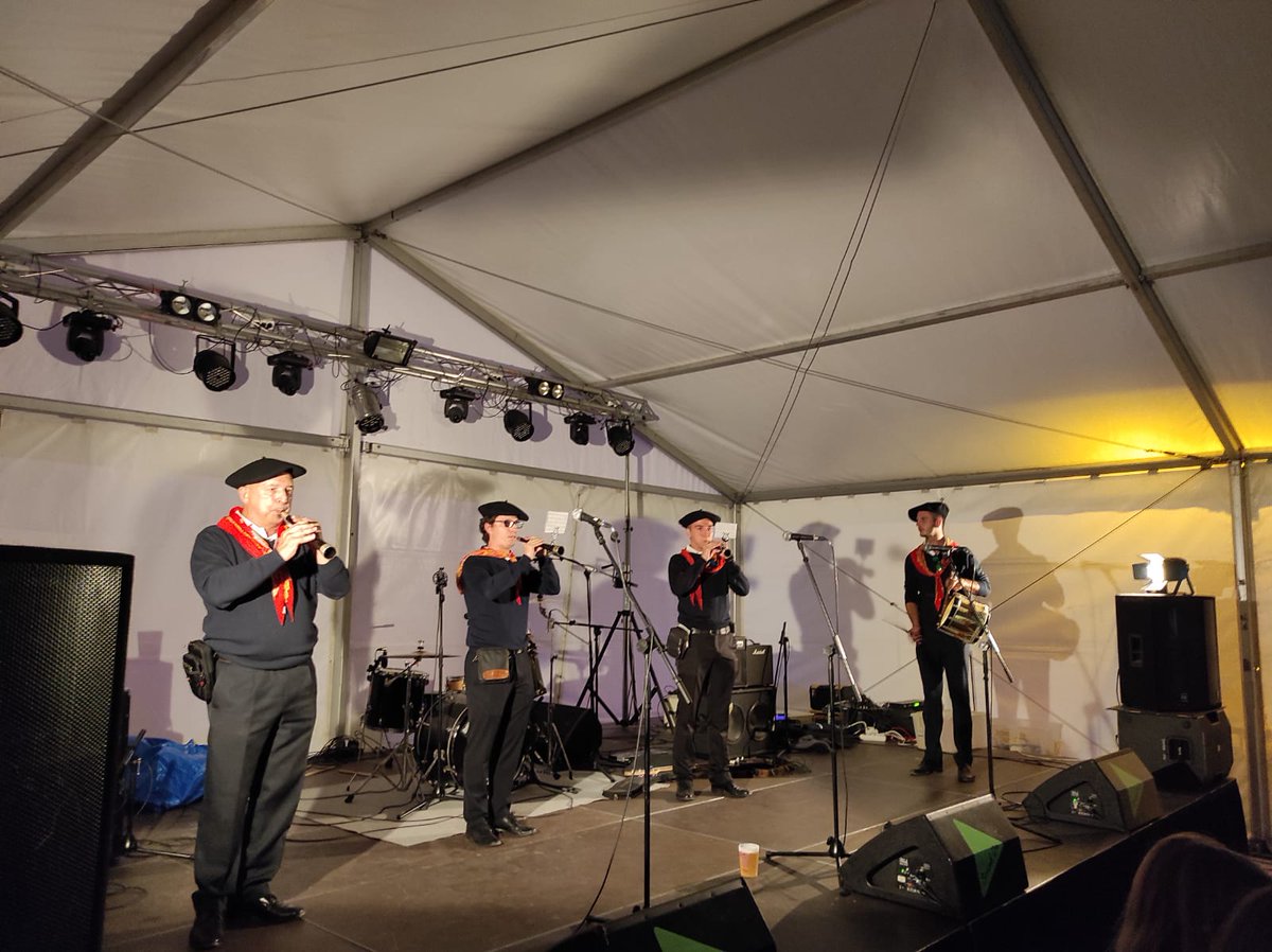 Ezpelur's tweet photo. CAS.: También acompañamos a @Gigabuztin en sus pasacalles durante las fiestas del barrio. 

EUS.: Auzoko jaietan @Gigabuztin taldearekin batera kalejira egin genuen. https://t.co/QnXebq8cV8