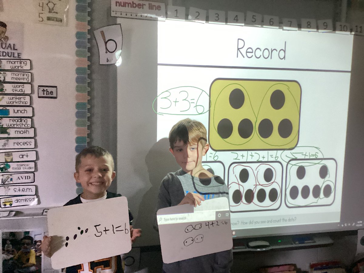 WonderfulRoom18's tweet photo. We are working on different ways to decompose numbers using quick images and learning how to represent our thinking with numerical representation. This game is called draw it. Ss have 3 seconds to see the image then draw what they see. Ss then share their thinking https://t.co/xRhyza2796