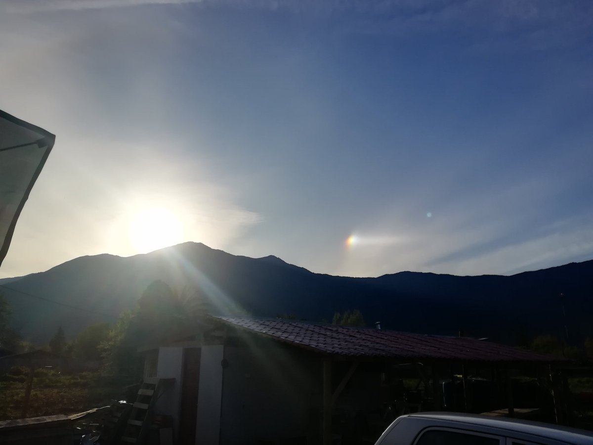sariverde's tweet photo. Que es eso al lado del sol?? https://t.co/8rDwvY7tkU