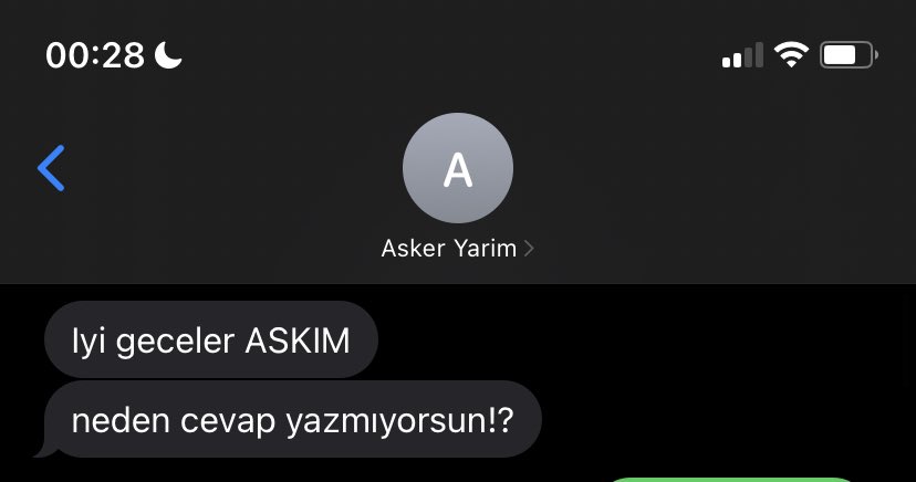 ASKIM büyük yazılması (normalde asla kullanmıyor), !? birlikte kullanması aynı dk içinde neden cevap yazmadığımı sorması ve benim ismini bu şekilde kaydetmem. Her şey bedelli asker yolu bekleyen bir çift gibi ilerliyor.