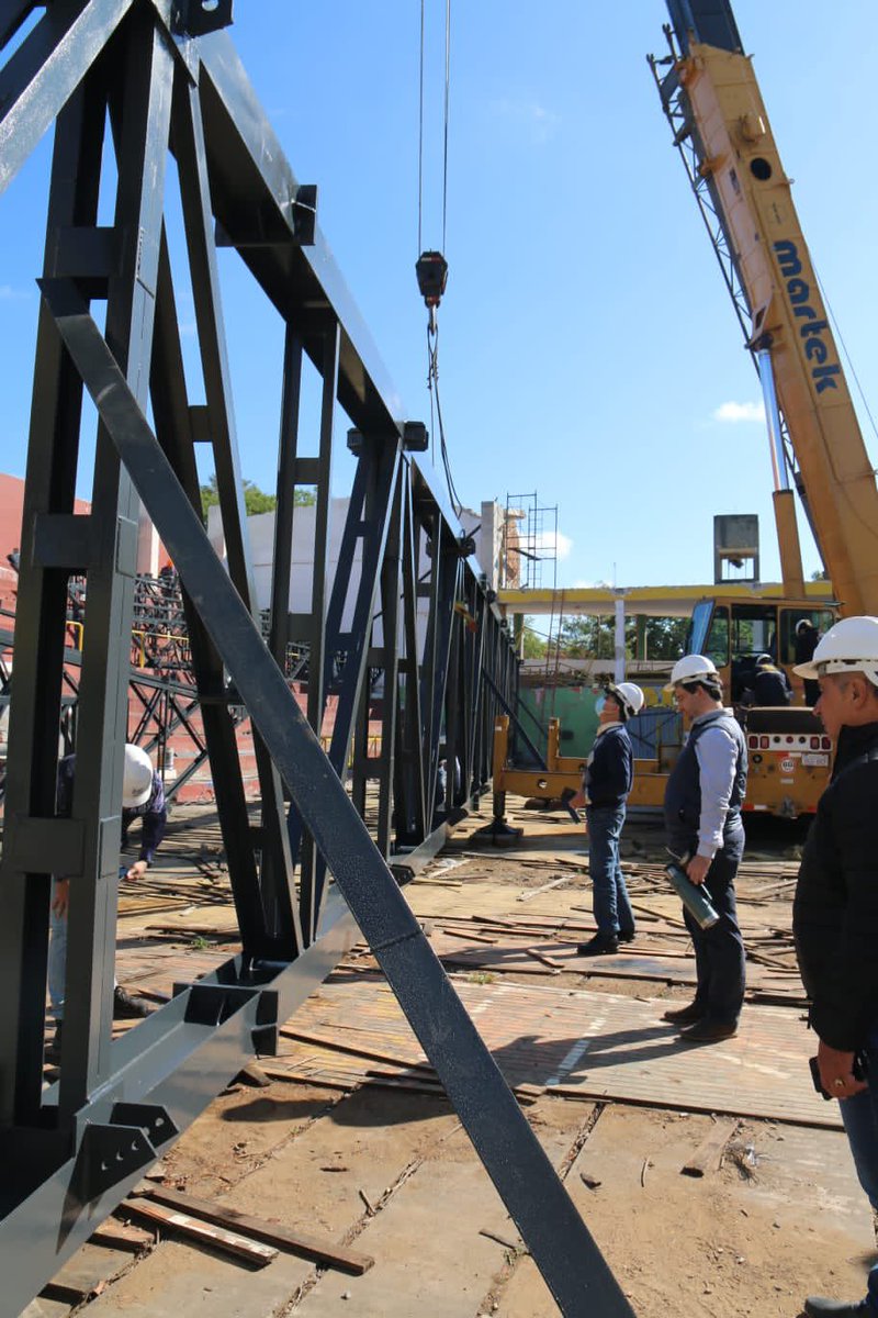 ebypy's tweet photo. La empresa encargada de la reconstrucción del Centro de Desarrollo Comunitario “Roberto Cabañas” de Pilar, inició el montaje de la estructura metálica que permitirá renovar el techo del polideportivo pilarense. 
https://t.co/DW4LTB84Ux https://t.co/IDEB63gDAZ