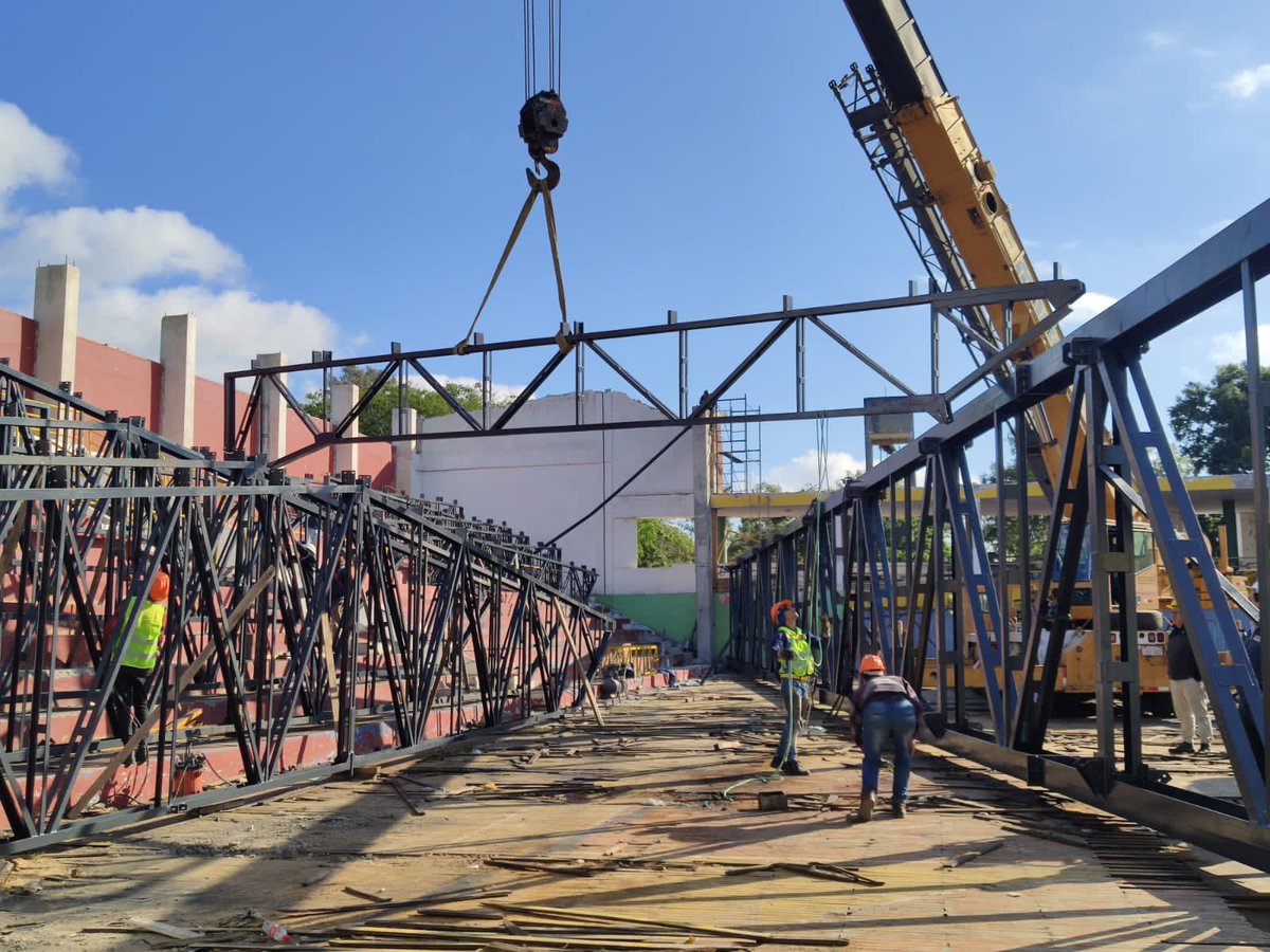 ebypy's tweet photo. La empresa encargada de la reconstrucción del Centro de Desarrollo Comunitario “Roberto Cabañas” de Pilar, inició el montaje de la estructura metálica que permitirá renovar el techo del polideportivo pilarense. 
https://t.co/DW4LTB84Ux https://t.co/IDEB63gDAZ